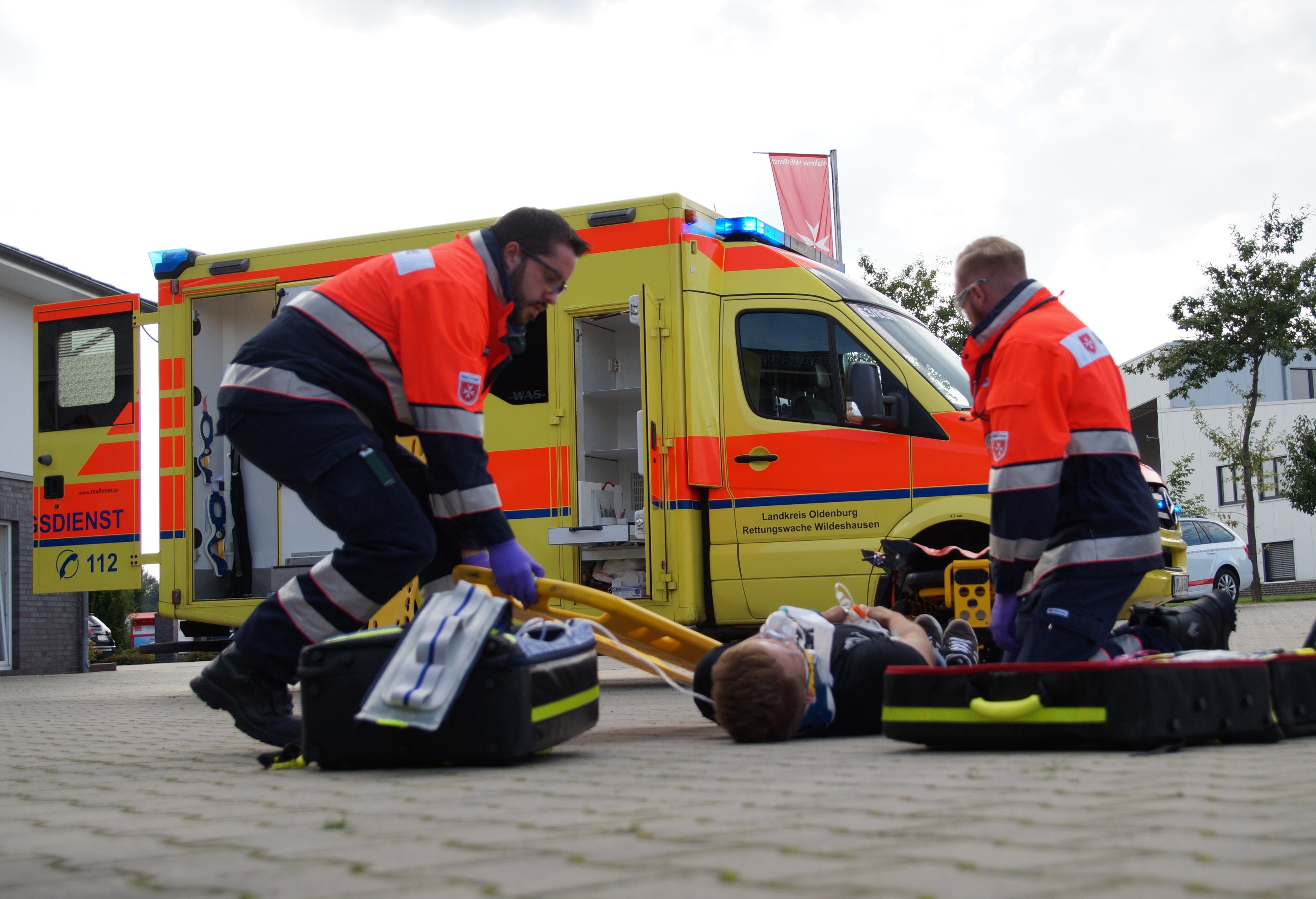 Notfallsanitäter versorgen einen Verletzten