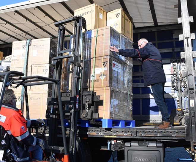Hilfsgüter für die Ukraine werden auf einen LKW geladen.